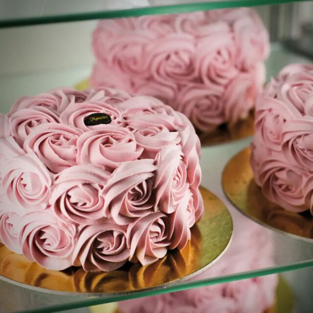 AUGURI A TUTTE LE MAMME!!! 🌺 
Anche quest'anno festeggiamo questo giorno con la nostra "ROSE CAKE" due strati di farcitura con chantilly al lampone, frutti di bosco e fragole fresche, perle croccanti al "Cioccolato Ruby"... è una torta che realizziamo solo per questa occasione...
.
.
.
#rosecake #chantilly #pasticceriaitaliana #torteapiani #festadellamamma #rosecakes #pastryart